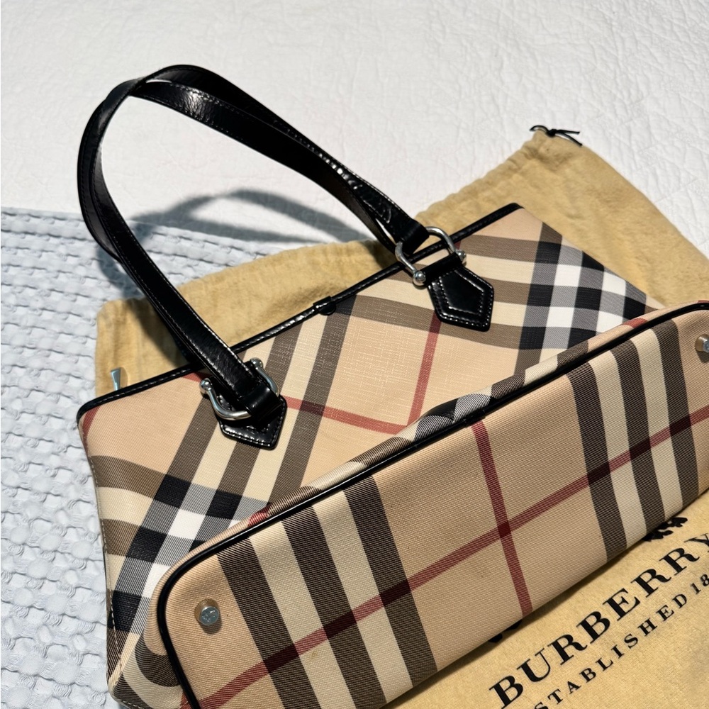 Burberry Cream and Black Shoulder Bag with Elegant Design - Picture 3 of 6